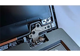 Lose Laptop-Scharniere: So erkennen, reparieren und ernsthafte Schäden vermeiden Lose Laptop-Scharniere: So erkennen, reparieren und ernsthafte Schäden vermeiden